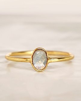 Muja-Juma - Ring - verguld - labradoriet ovaal S 
