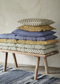 Madame Stoltz - matraskussen 45 x 125 - Mosterd/offwhite/donkerblauw