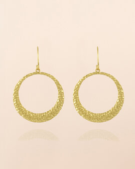 Muja Juma - oorbel -zilver verguld - Callisto hammered crescent moon