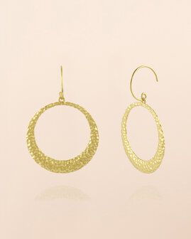 Muja Juma - oorbel -zilver verguld - Callisto hammered crescent moon