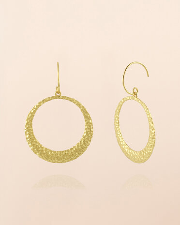 Muja Juma - oorbel -zilver verguld - Callisto hammered crescent moon