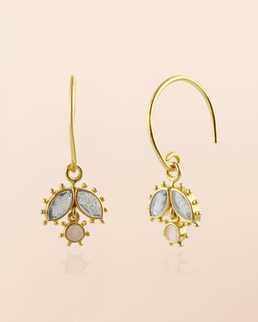 Muja Juma - oorbel -zilver verguld - Corvus labradorite 2,5x5mm